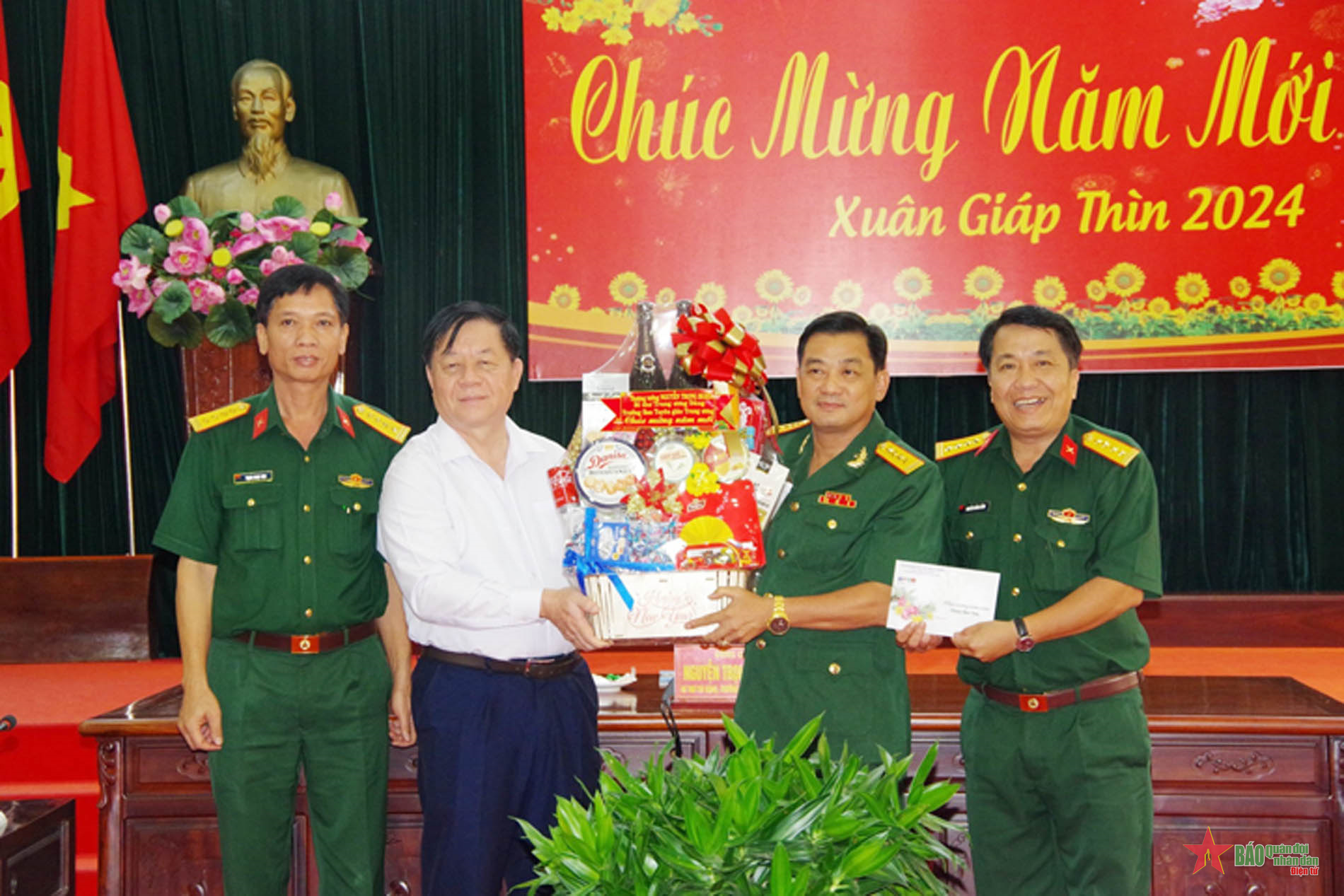 Trưởng Ban Tuyên giáo Trung ương thăm, chúc Tết cán bộ, chiến sĩ Sư đoàn 5 (Quân khu 7)